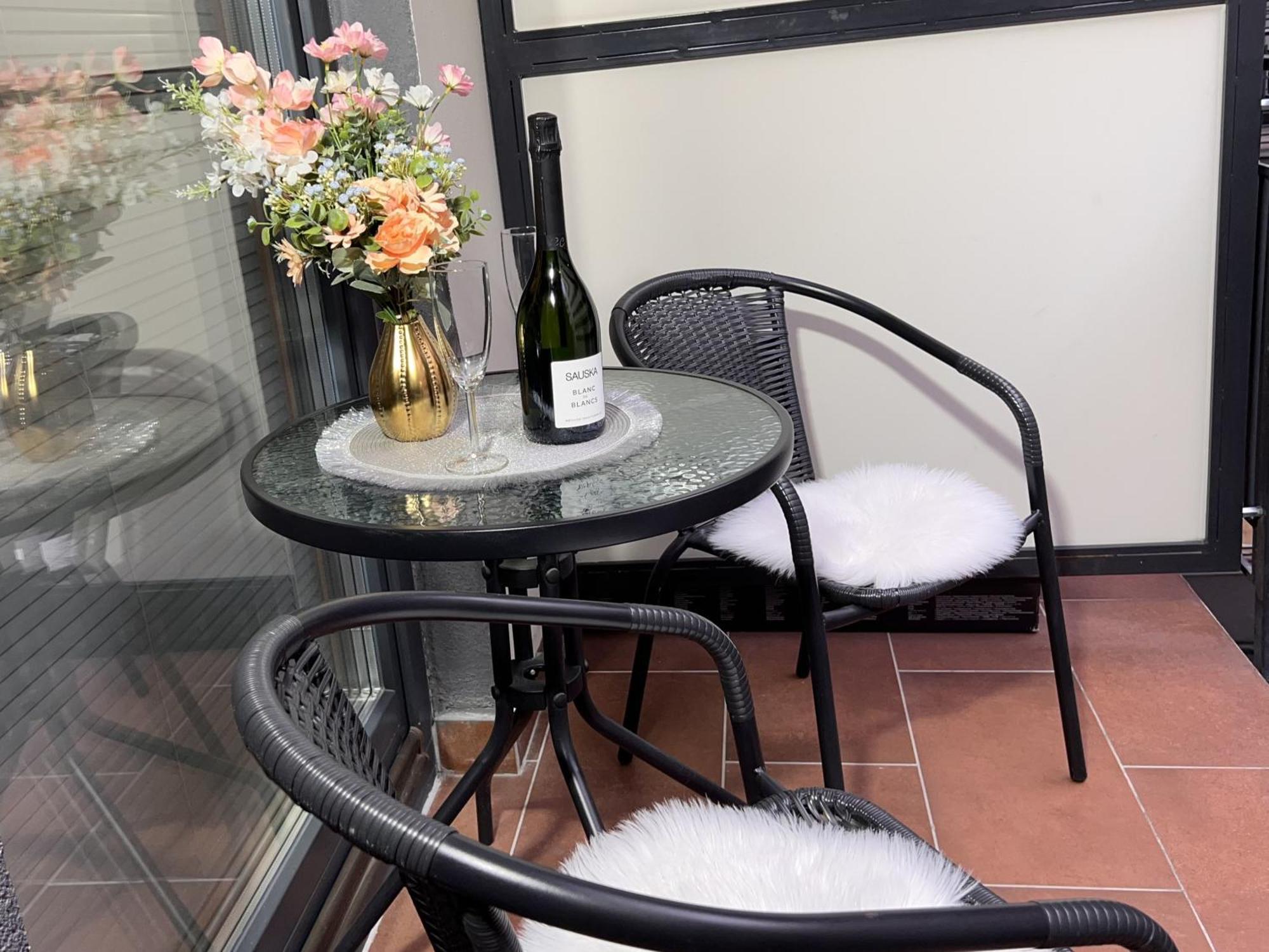 Luxe Central Studio With Pool, Parking & Ac Budapest Exterior photo